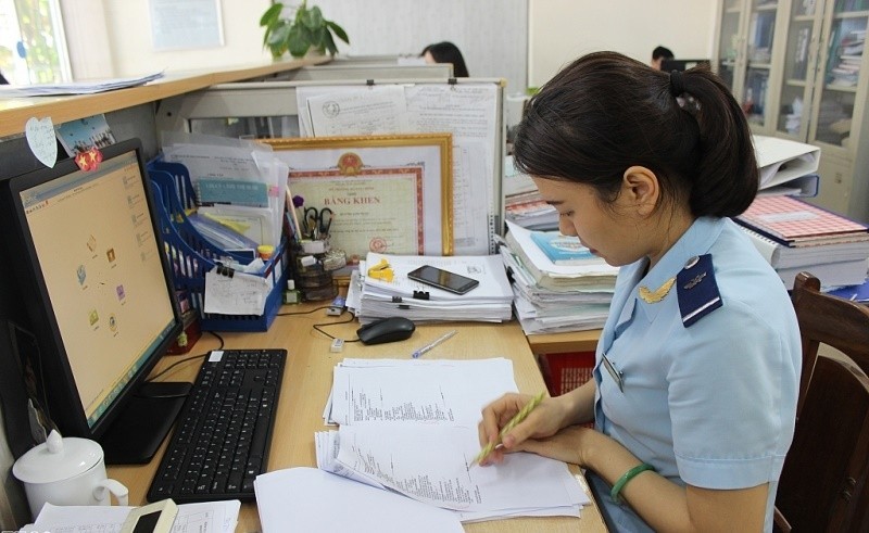 CBCC Cục Hải quan Đà Nẵng thực hiện thủ tục hải quan cho doanh nghiệp - Ảnh: N.Linh